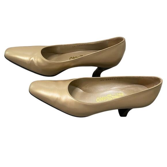 Vintage Salvatore Ferragamo Beige Heels Pumps Size 7.5 - Picture 10 of 13